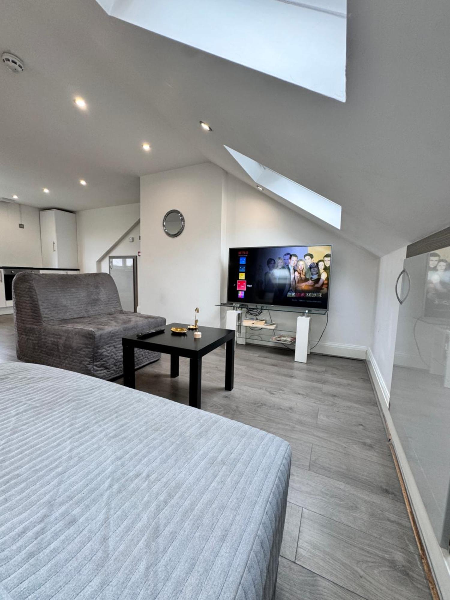 Hatton Apartments Heathrow Airport- Free Parking-Free Underground To And From Heathrow Airport Hatton Cross See Picture-See London Fast Hatton Cross To Central London 30Min Εξωτερικό φωτογραφία