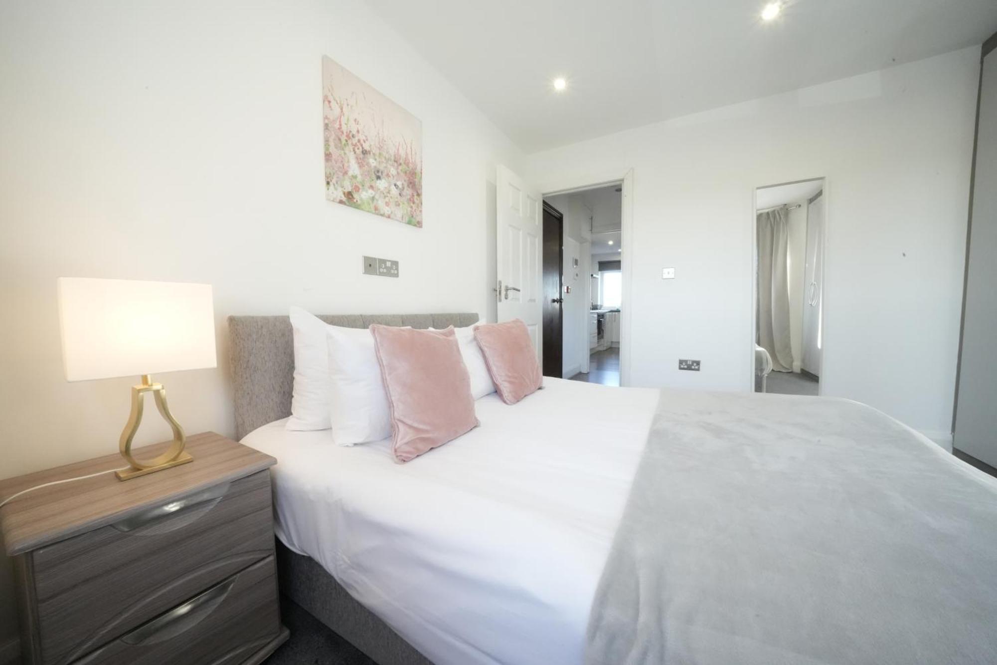 Hatton Apartments Heathrow Airport- Free Parking-Free Underground To And From Heathrow Airport Hatton Cross See Picture-See London Fast Hatton Cross To Central London 30Min Εξωτερικό φωτογραφία