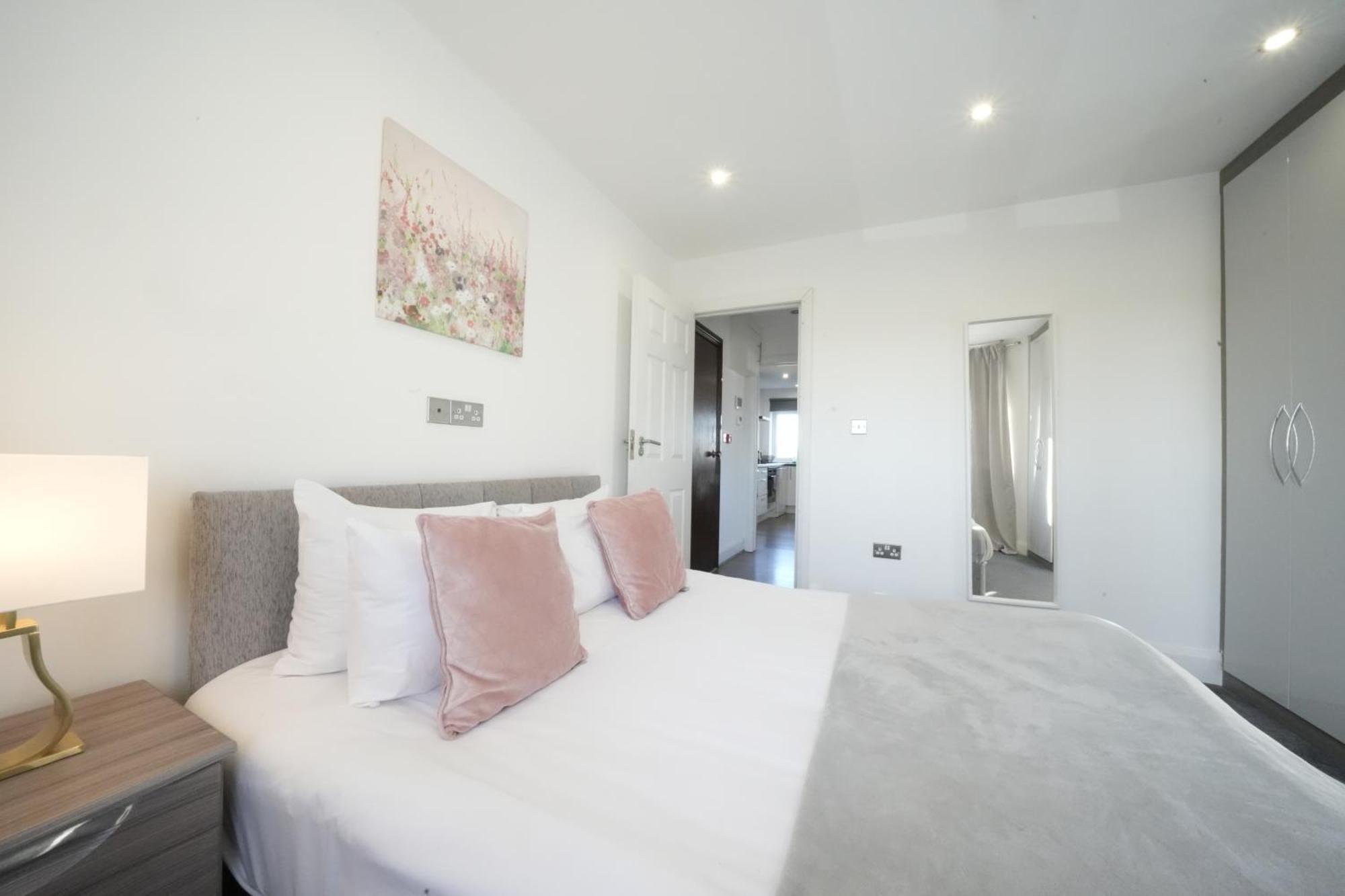 Hatton Apartments Heathrow Airport- Free Parking-Free Underground To And From Heathrow Airport Hatton Cross See Picture-See London Fast Hatton Cross To Central London 30Min Εξωτερικό φωτογραφία