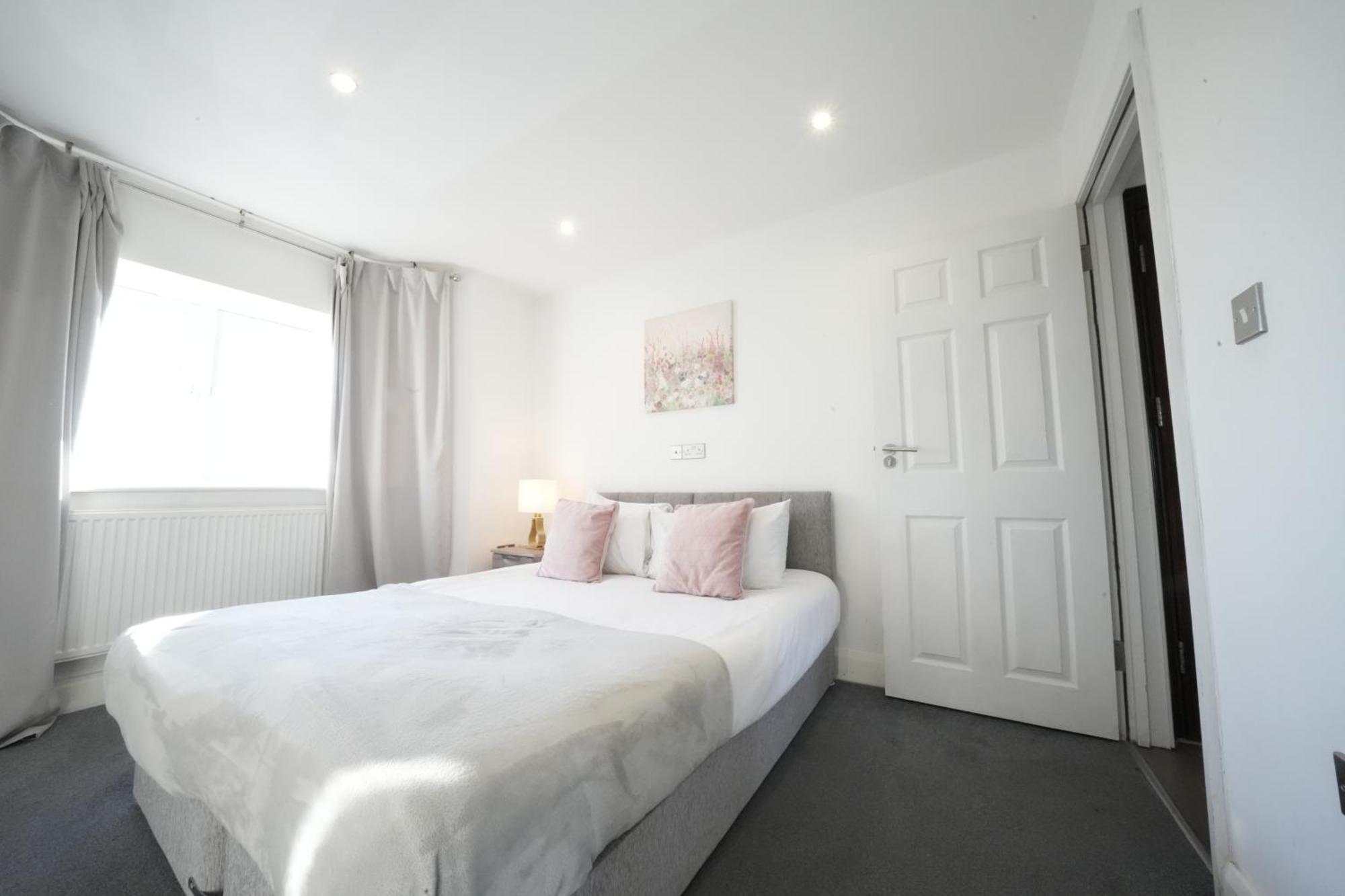 Hatton Apartments Heathrow Airport- Free Parking-Free Underground To And From Heathrow Airport Hatton Cross See Picture-See London Fast Hatton Cross To Central London 30Min Εξωτερικό φωτογραφία