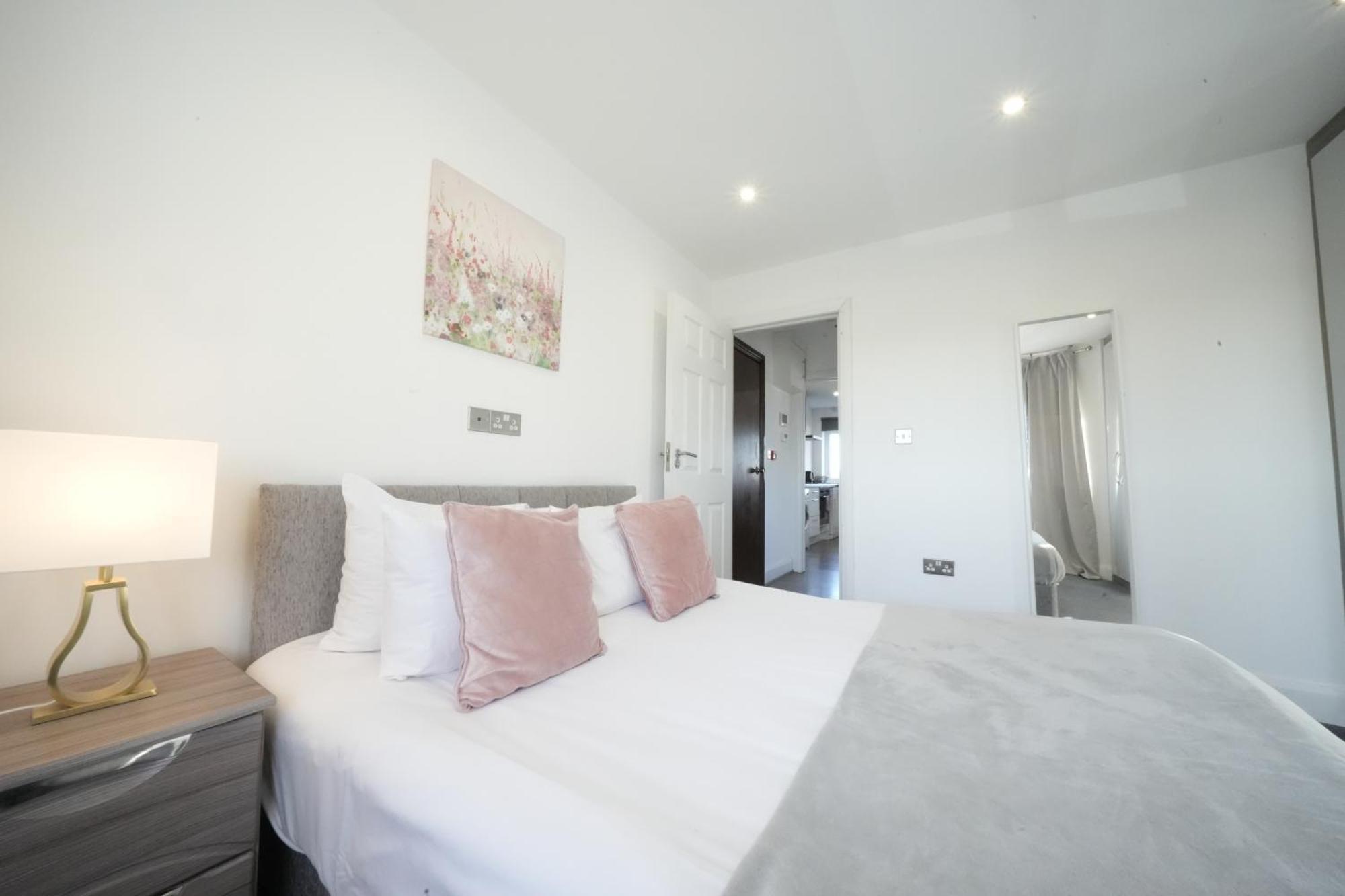 Hatton Apartments Heathrow Airport- Free Parking-Free Underground To And From Heathrow Airport Hatton Cross See Picture-See London Fast Hatton Cross To Central London 30Min Εξωτερικό φωτογραφία