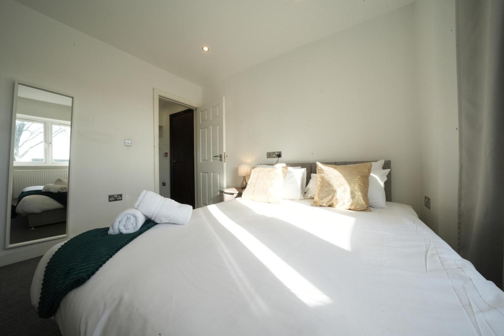 Hatton Apartments Heathrow Airport- Free Parking-Free Underground To And From Heathrow Airport Hatton Cross See Picture-See London Fast Hatton Cross To Central London 30Min Εξωτερικό φωτογραφία