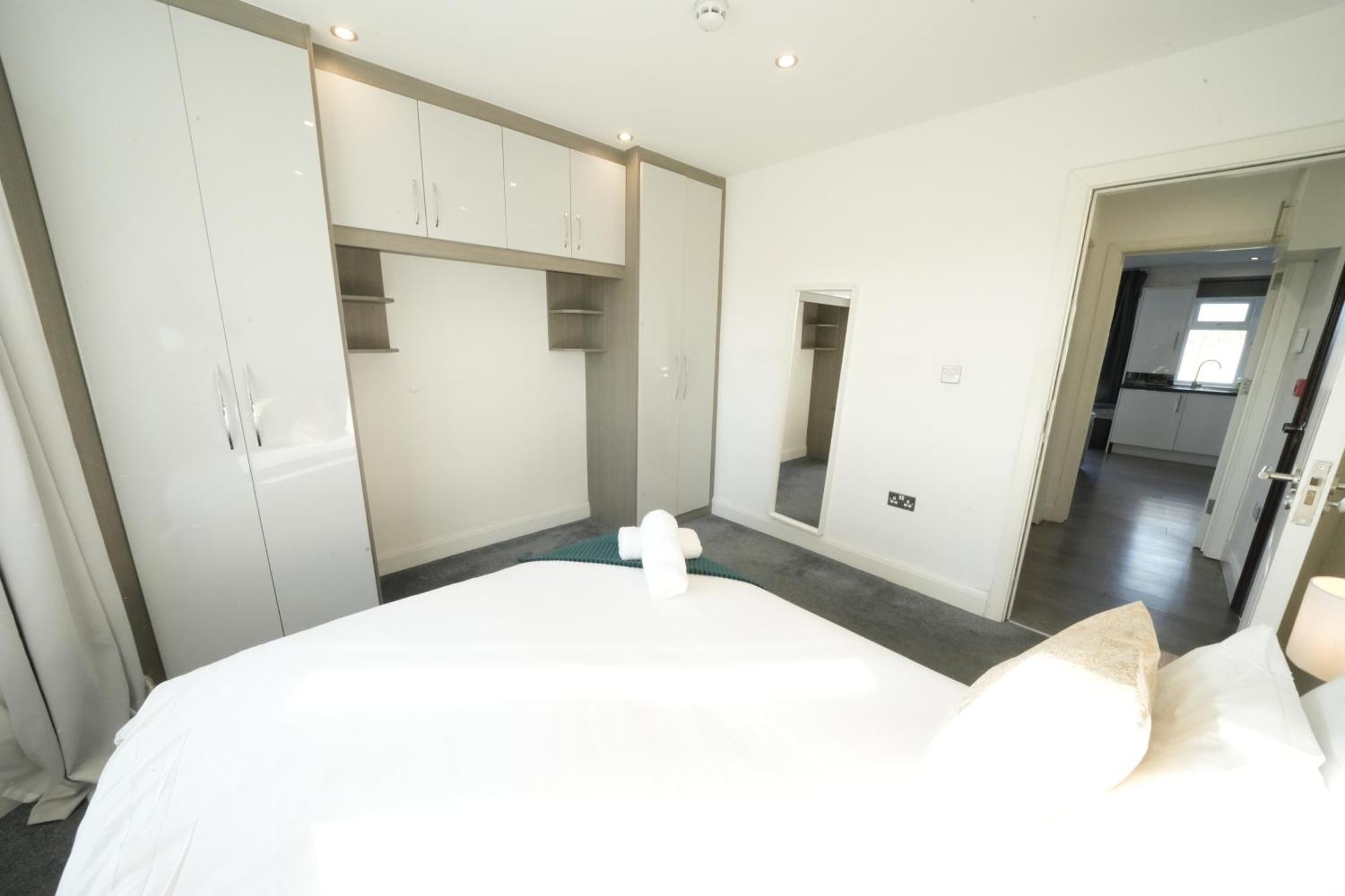 Hatton Apartments Heathrow Airport- Free Parking-Free Underground To And From Heathrow Airport Hatton Cross See Picture-See London Fast Hatton Cross To Central London 30Min Εξωτερικό φωτογραφία