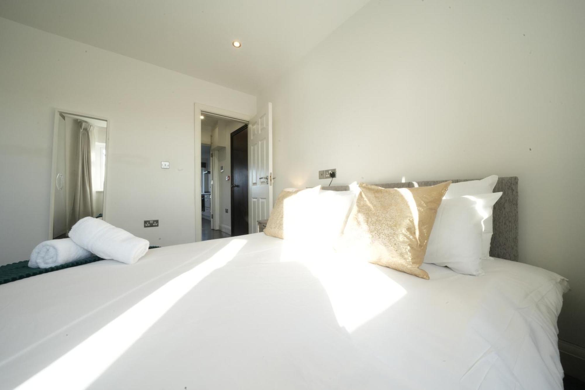Hatton Apartments Heathrow Airport- Free Parking-Free Underground To And From Heathrow Airport Hatton Cross See Picture-See London Fast Hatton Cross To Central London 30Min Εξωτερικό φωτογραφία