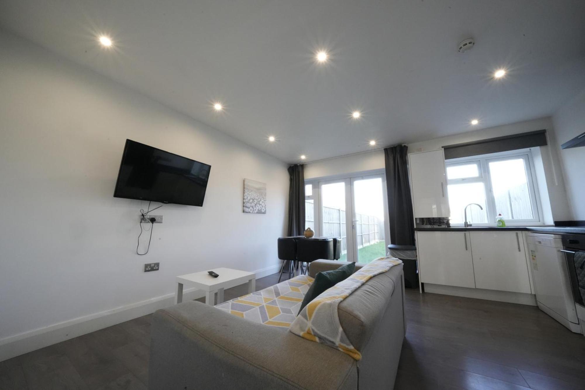 Hatton Apartments Heathrow Airport- Free Parking-Free Underground To And From Heathrow Airport Hatton Cross See Picture-See London Fast Hatton Cross To Central London 30Min Εξωτερικό φωτογραφία