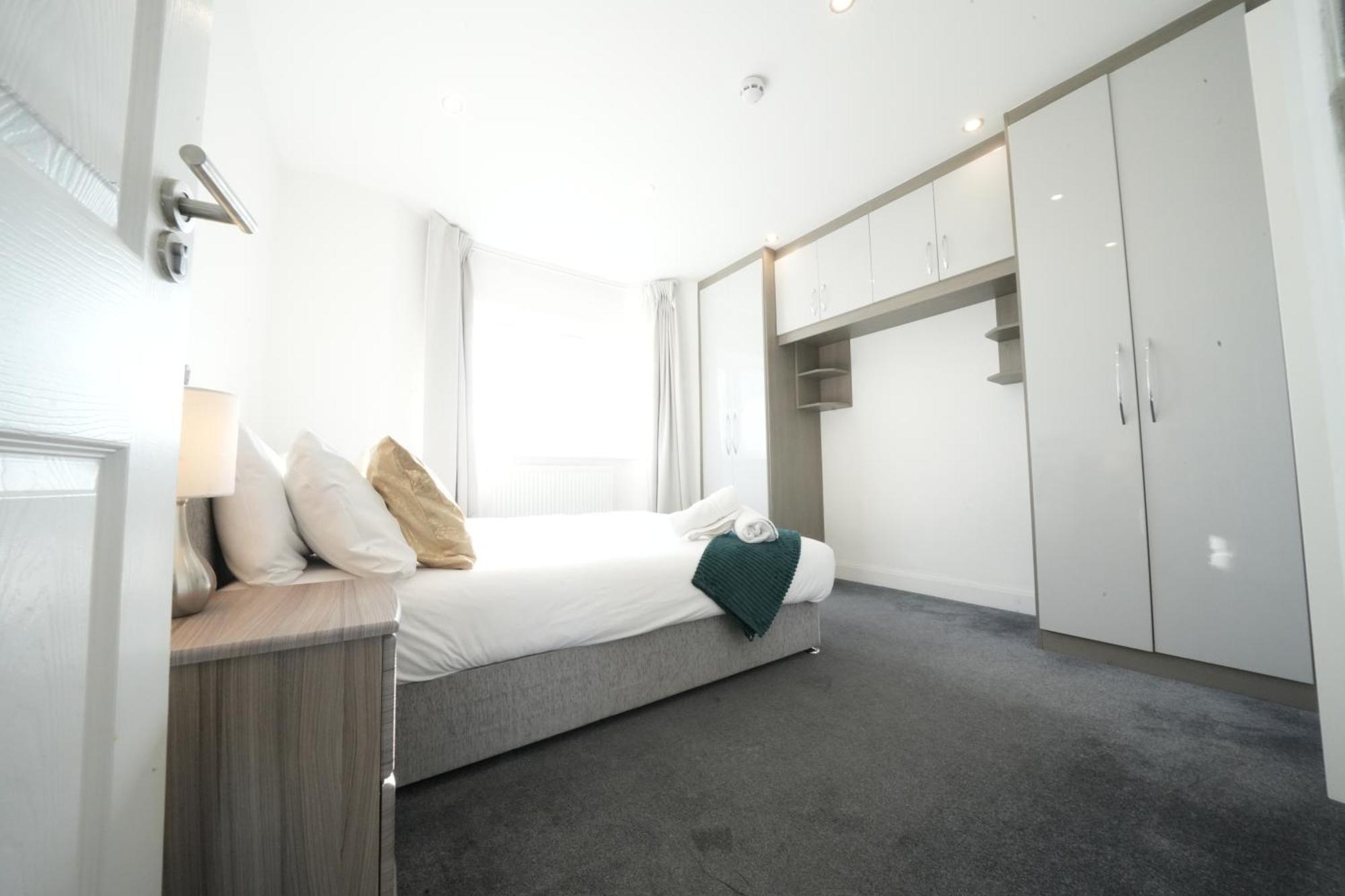 Hatton Apartments Heathrow Airport- Free Parking-Free Underground To And From Heathrow Airport Hatton Cross See Picture-See London Fast Hatton Cross To Central London 30Min Εξωτερικό φωτογραφία