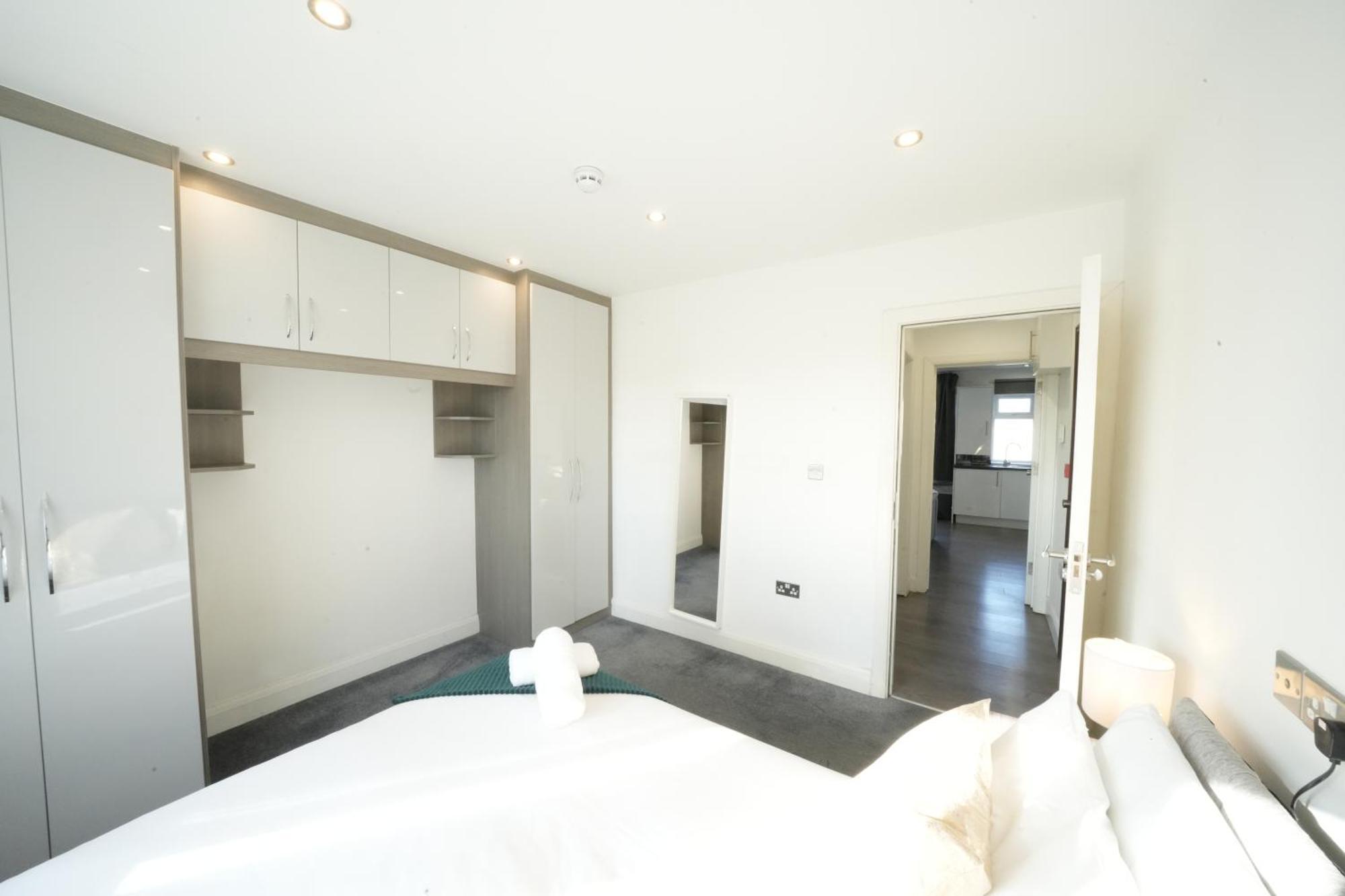 Hatton Apartments Heathrow Airport- Free Parking-Free Underground To And From Heathrow Airport Hatton Cross See Picture-See London Fast Hatton Cross To Central London 30Min Εξωτερικό φωτογραφία