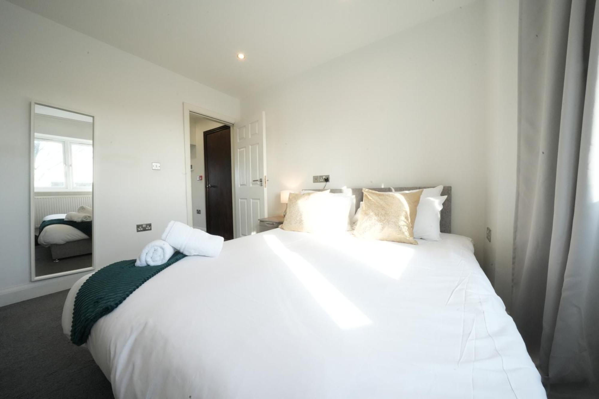 Hatton Apartments Heathrow Airport- Free Parking-Free Underground To And From Heathrow Airport Hatton Cross See Picture-See London Fast Hatton Cross To Central London 30Min Εξωτερικό φωτογραφία