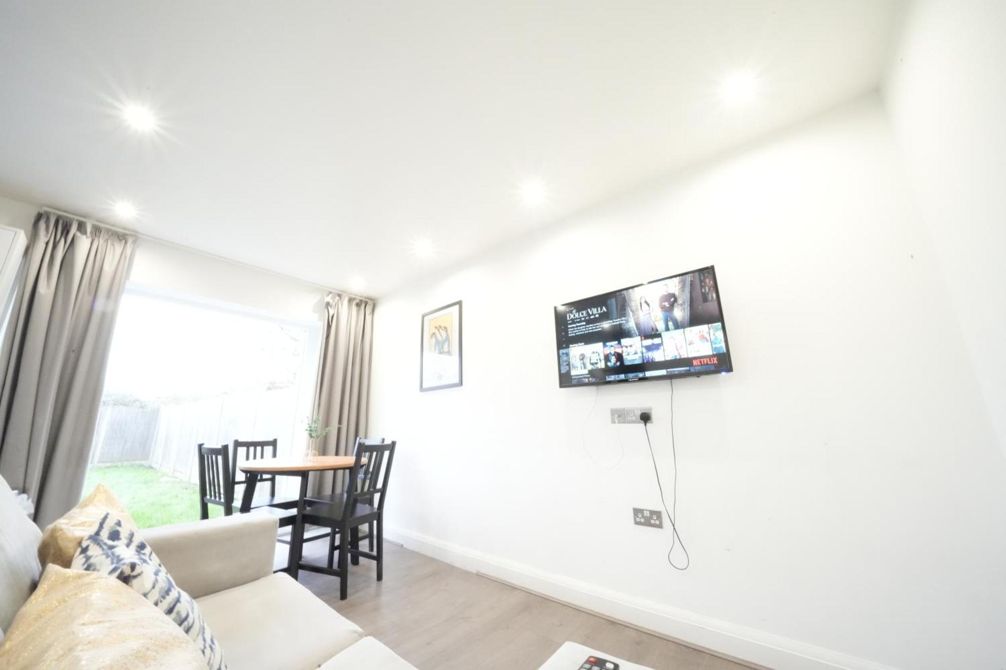 Hatton Apartments Heathrow Airport- Free Parking-Free Underground To And From Heathrow Airport Hatton Cross See Picture-See London Fast Hatton Cross To Central London 30Min Εξωτερικό φωτογραφία